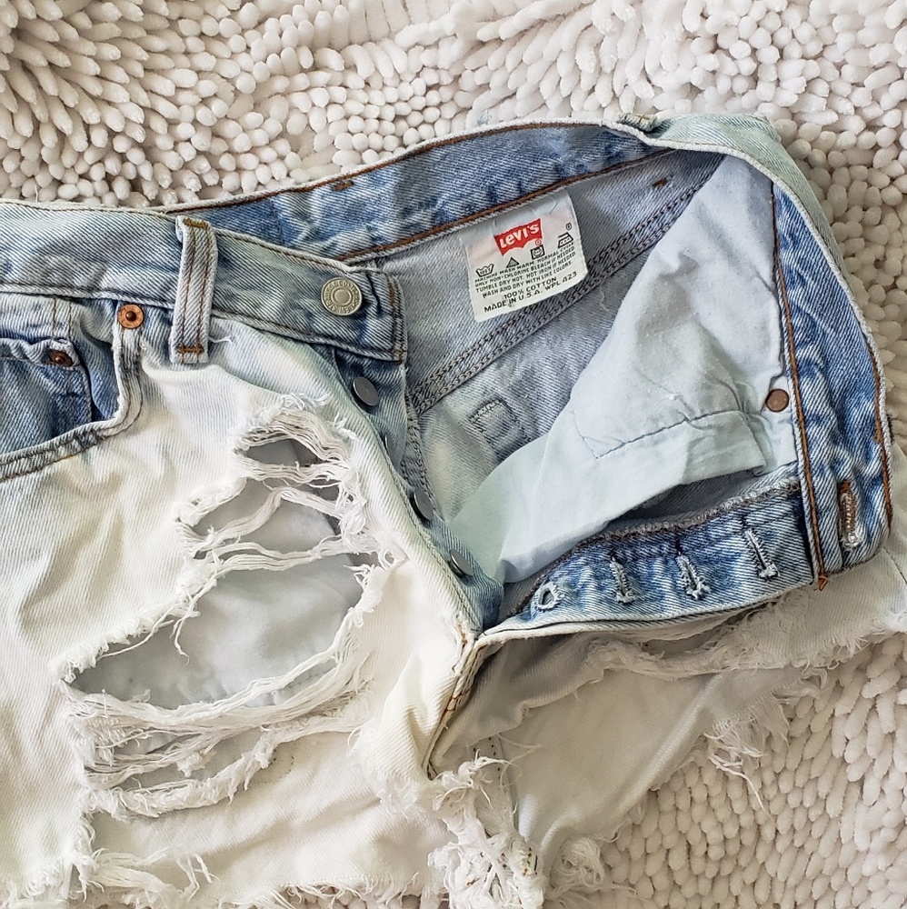 Vintage Levi's 501 shorts - Picture 2 of 4